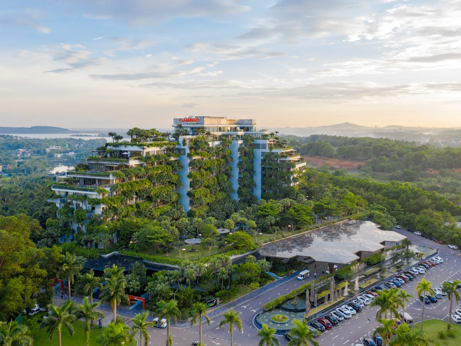 Tòa Forest in the Sky phủ cây xanh giữa rừng, Flamingo Đại Lải nhìn từ trên cao lúc bình minh