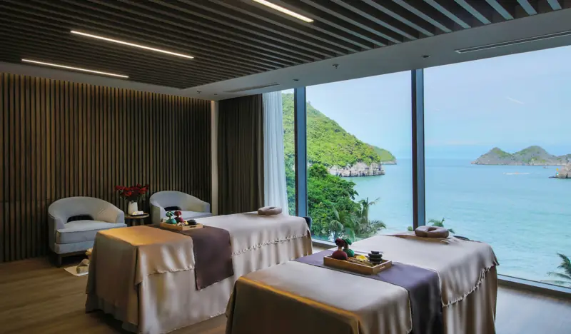 Phòng massage đôi của SEVA Spa Flamingo Cát Bà, cửa kính nhìn ra vịnh và núi đá