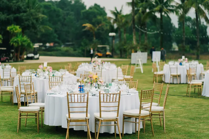 Bàn tiệc tròn khăn trắng trên bãi cỏ Bán đảo Hoa Hồng, Flamingo Đại Lải