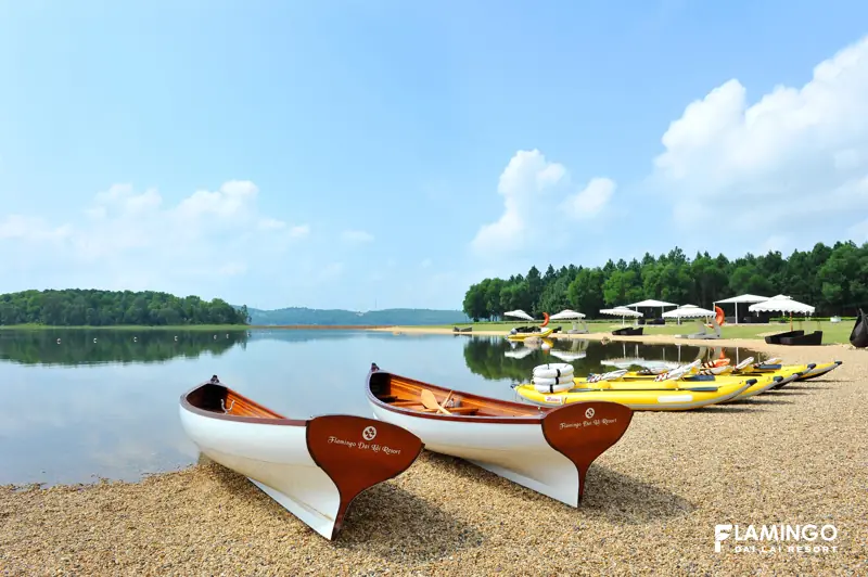 Thuyền kayak trên bãi cát Beach Club bên hồ Đại Lải, xa xa là rừng thông