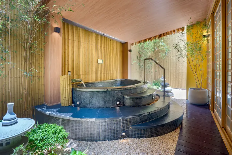 Bể ngâm riêng ốp đá trong SEVA Onsen & Spa ở Flamingo Hải Tiến
