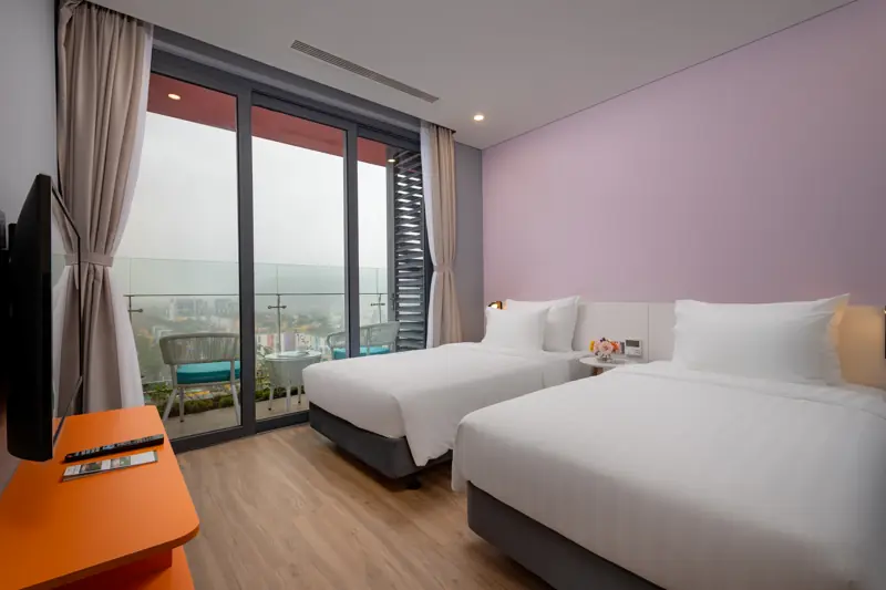 Phòng ngủ hai giường đơn trong căn Premier Residence Ocean 2 phòng ngủ, ban công nhìn biển