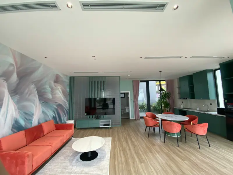 Phòng khách và bàn ăn trong căn villa 5 phòng ngủ ở Flamingo Hải Tiến