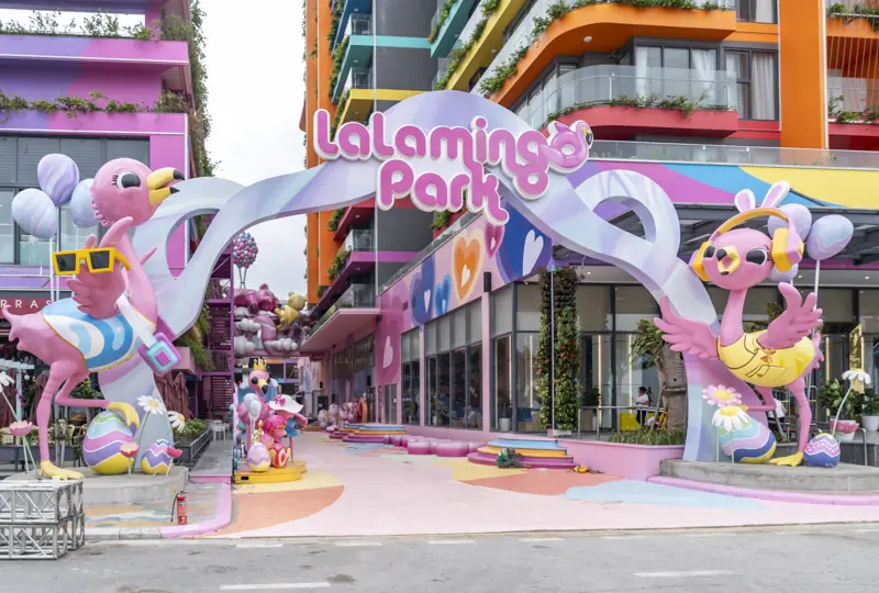 Cổng phố đi bộ Lalamingo Park với tượng hồng hạc lớn và nền đường sơn màu
