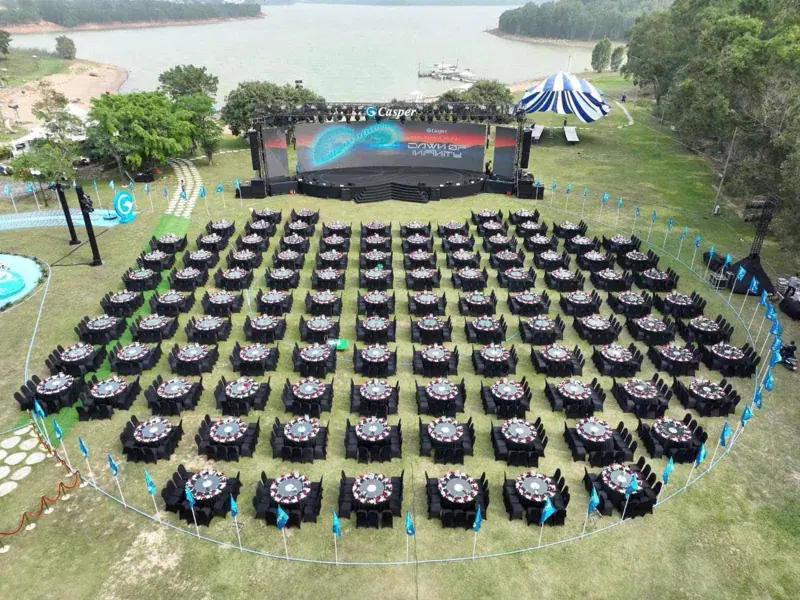 Tiệc gala ngoài trời ở Beach Club Flamingo Đại Lải nhìn từ trên cao, hàng trăm bàn tròn trước sân khấu màn LED bên hồ