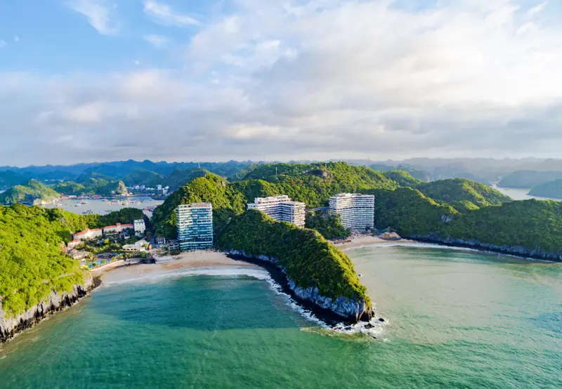 Bãi Cát Cò và các tòa Flamingo Cát Bà Resort bên vịnh nhìn từ trên cao