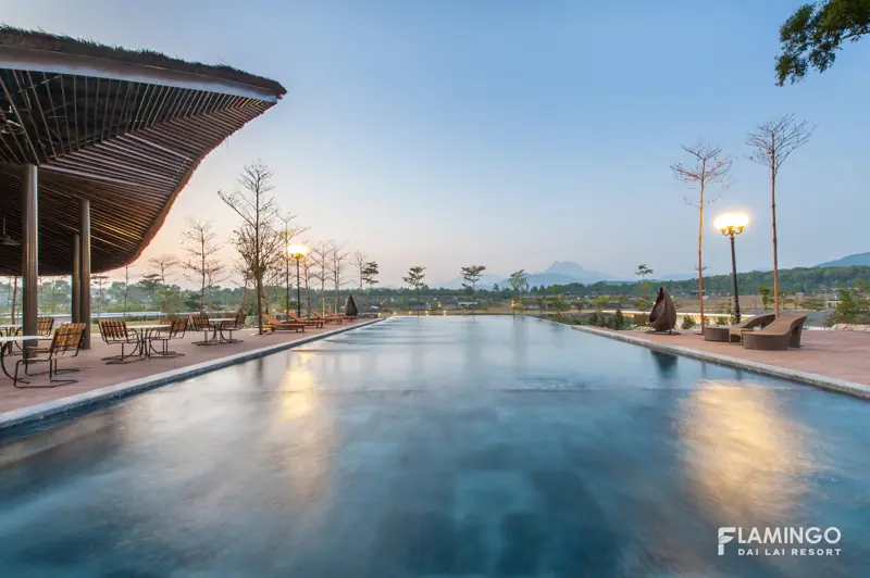 Bể bơi vô cực ở Flamingo Đại Lải lúc chiều