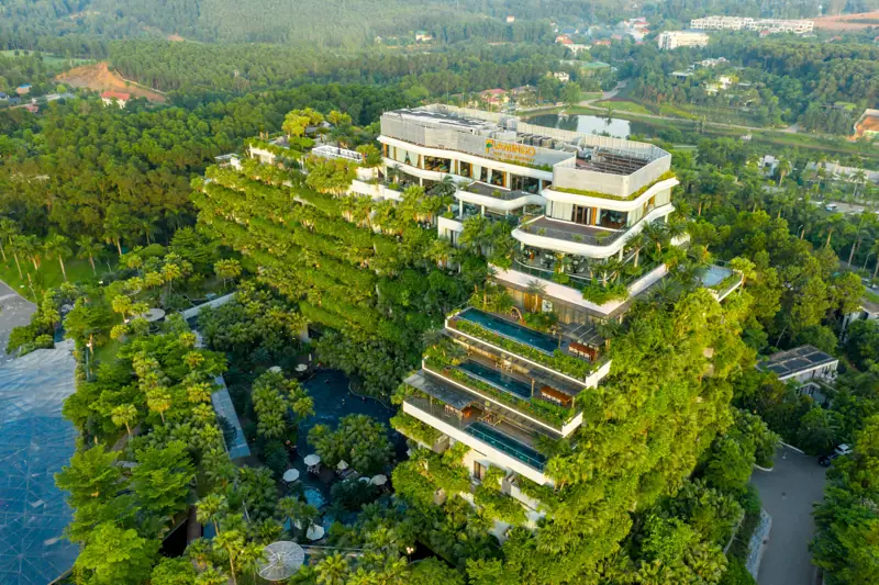Tòa Forest in the Sky phủ cây xanh của Flamingo Đại Lải nhìn từ trên cao