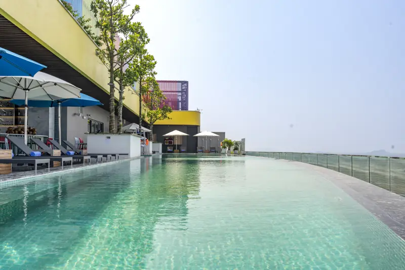 Bể vô cực tầng 21 nhìn ra biển Hải Tiến