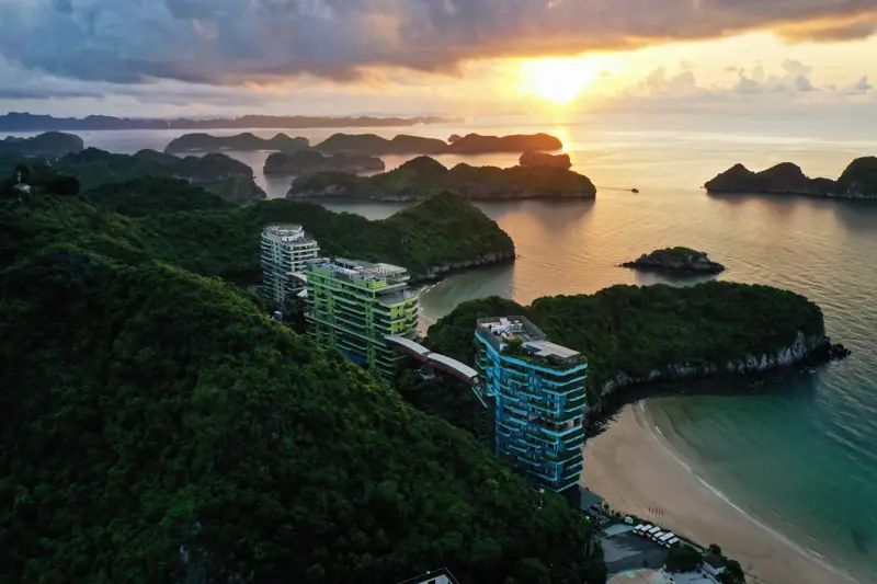 Flamingo Cát Bà Resort lúc hoàng hôn bên vịnh biển