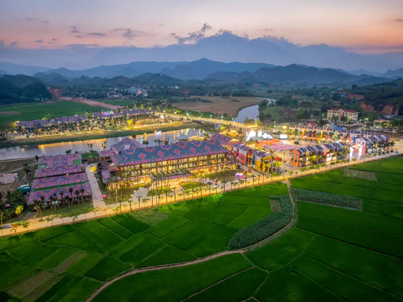 Flamingo Tân Trào Resort lúc chiều tà giữa cánh đồng và núi Tuyên Quang