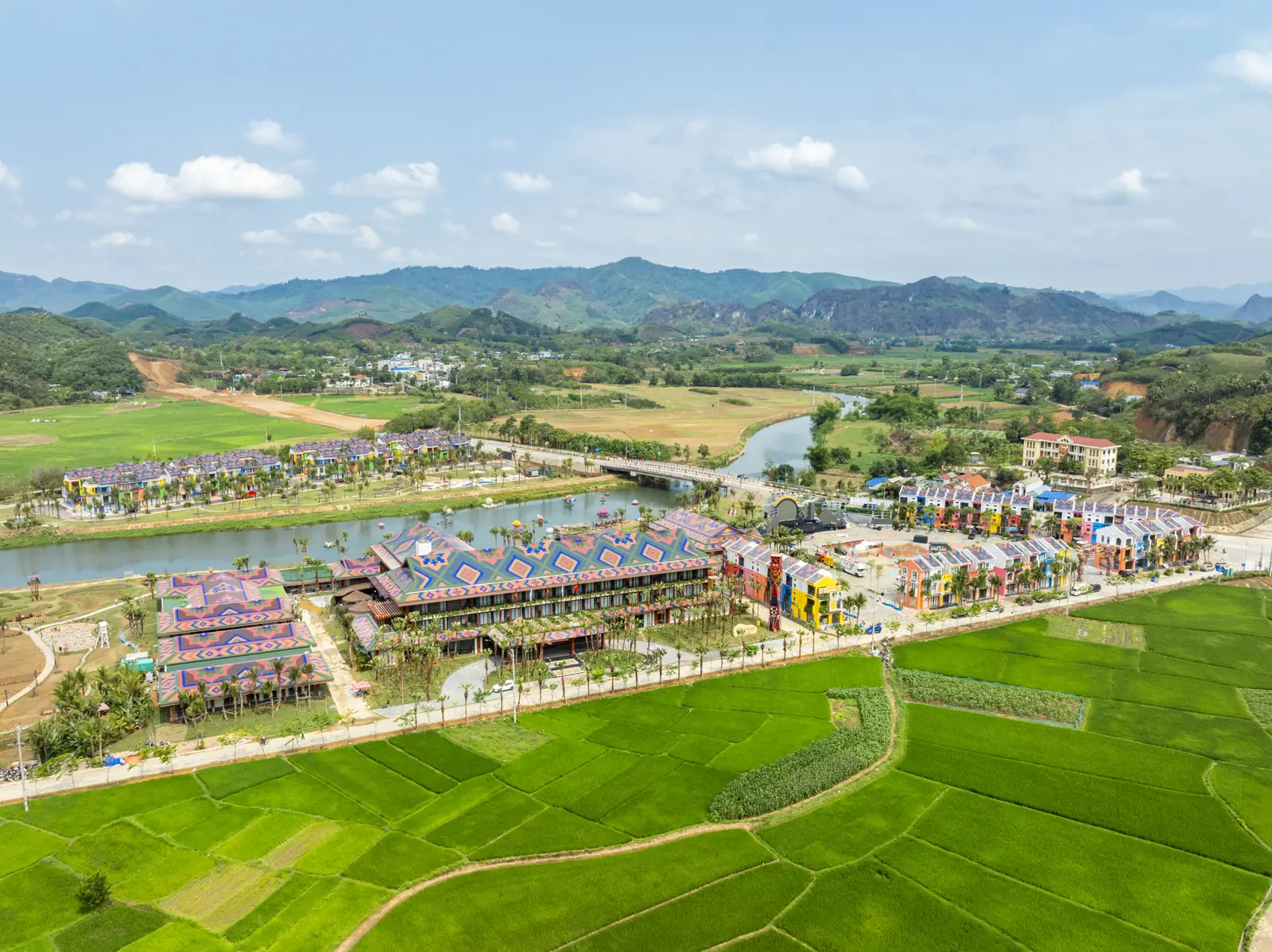 Flamingo Tân Trào Resort nhìn từ trên cao: đường vào giữa cánh đồng lúa, sông Phó Đáy và cây cầu, núi phía sau