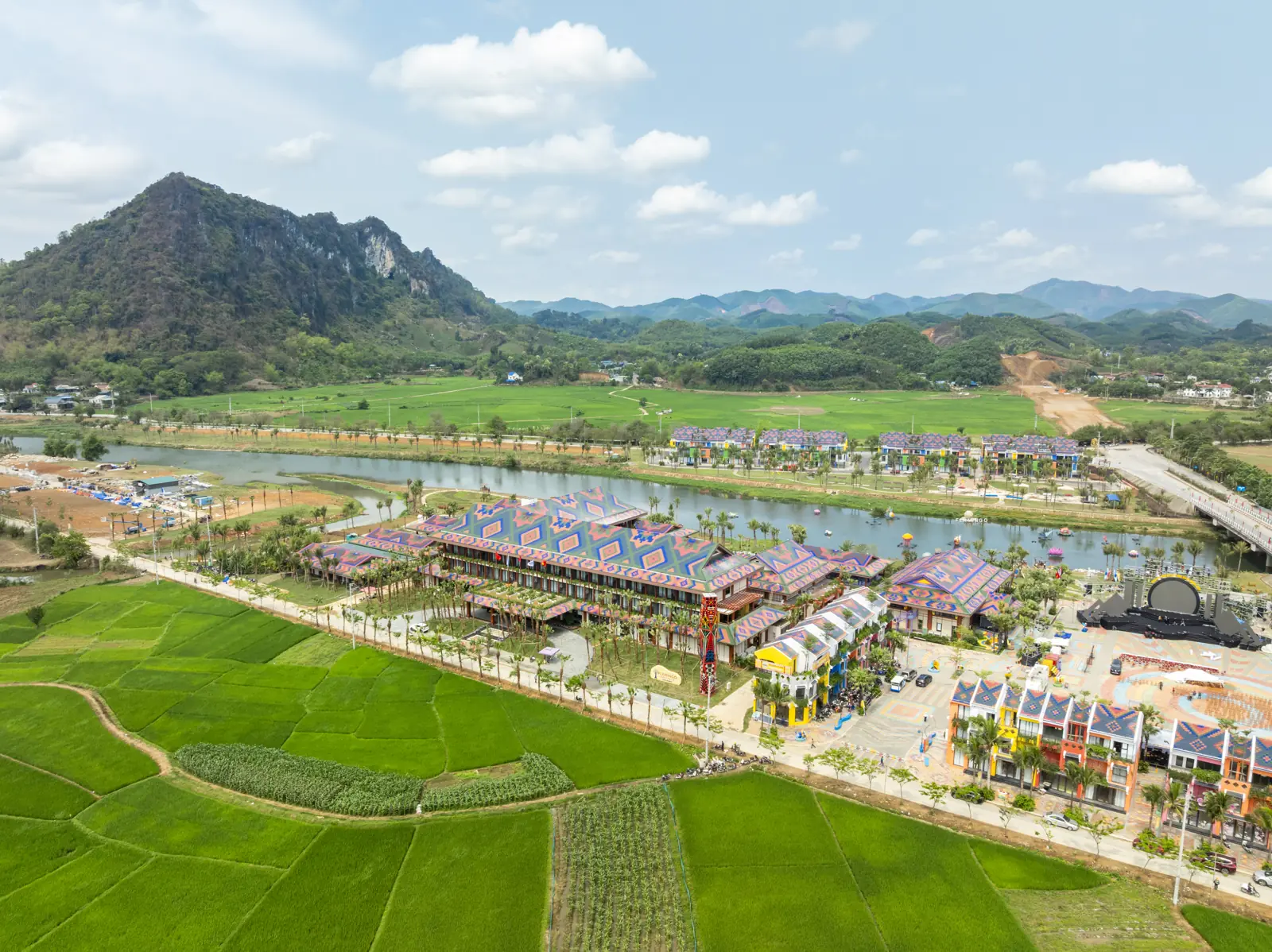 Flamingo Tân Trào bên sông giữa ruộng lúa xanh, phía sau là núi đá vôi