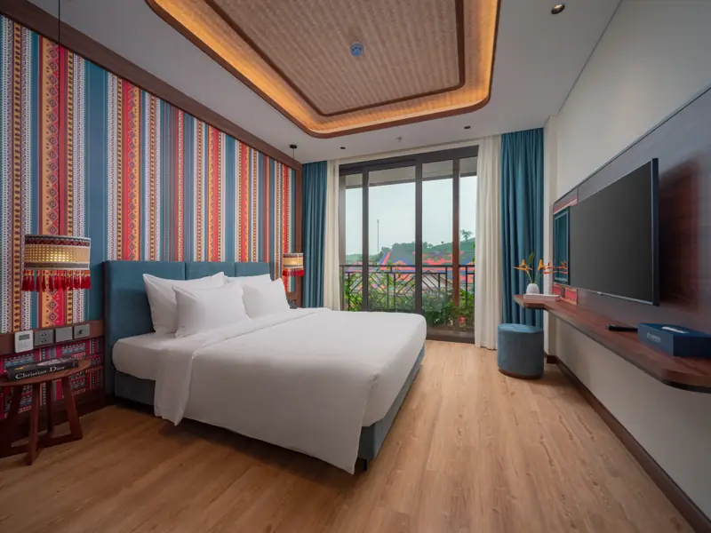 Phòng Deluxe King Flamingo Tân Trào nhìn ra ban công