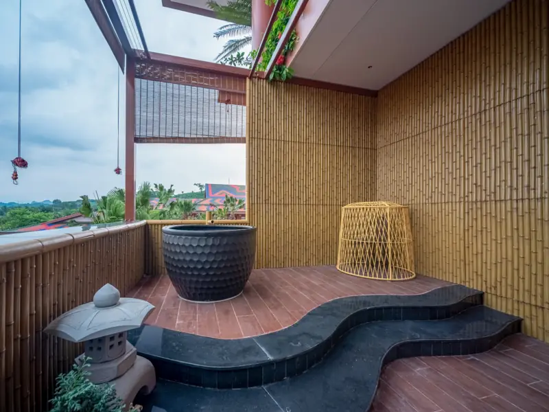 Chum onsen riêng ngoài ban công phòng Premier Residence Flamingo Tân Trào