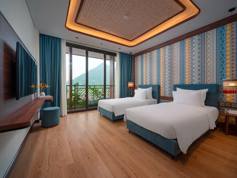 Phòng Deluxe Twin: hai giường đơn, cửa kính nhìn ra núi