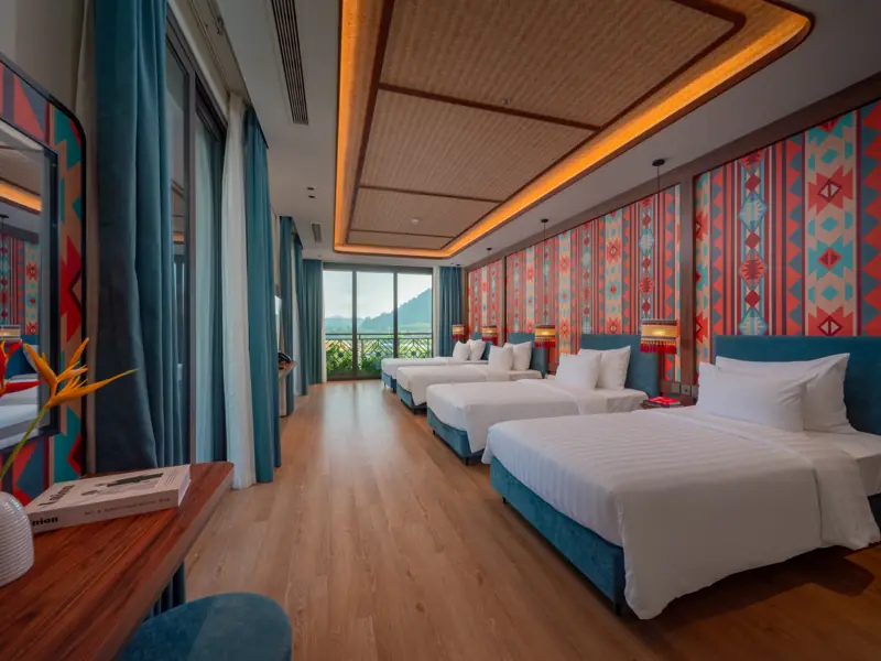 Family Room: bốn giường đơn xếp một hàng dọc phòng dài