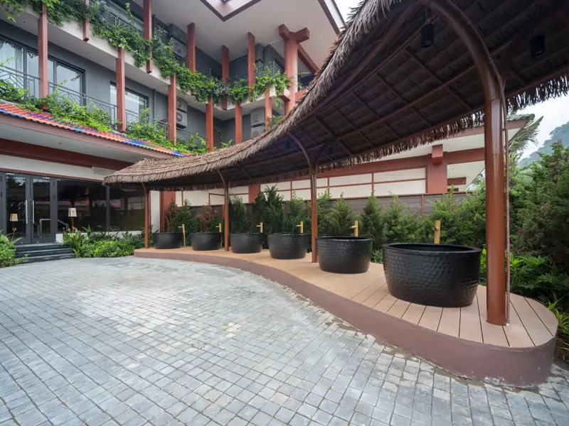 Dãy chum ngâm thảo dược dưới mái cong bên tòa khách sạn